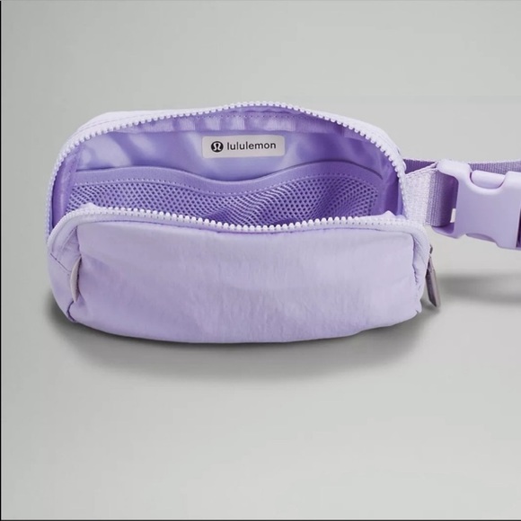 💜🍋 Lululemon 🍋💜 Everywhere Belt Bag Lavender Fog - Picture 2 of 11